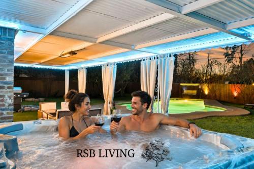 Elegant 5BR 2,5BA Holiday Home with Pool, Jacuzzi, BBQ, and Cinema Room
