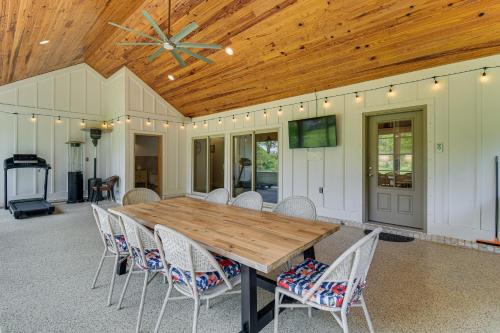 Elegant Home w/Outdoor Kitchen in Robertsdale
