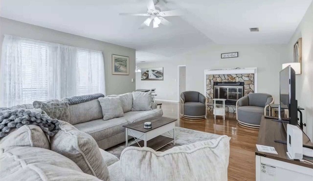 ✈️ Emerald Coast Central Haven | Near Bases, Beaches & Downtown FWB