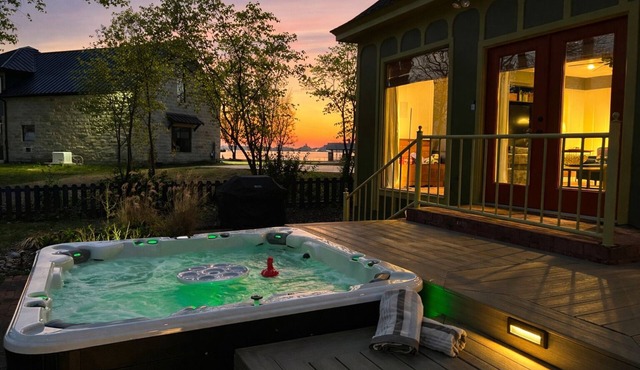 Enchanted Oaks Lakefront: Hot Tub, Arcade, Golf Cart, Kayaks - Sleeps 10