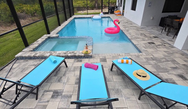 Englewood Azure, 4b house, heated pool&hot tub, office, fast WiFi, 8 mi to beach