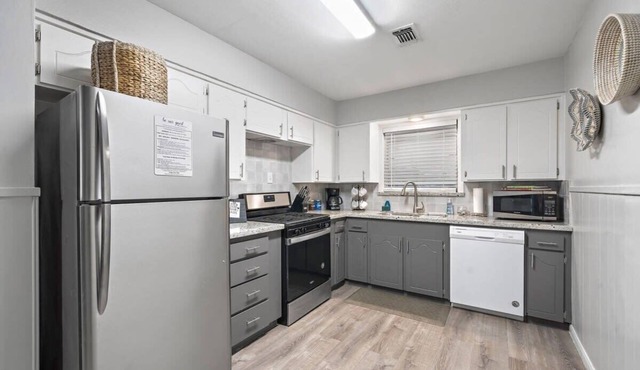 Entire 3 bedroom 1 and half bath home in Deer Park high speed wifi