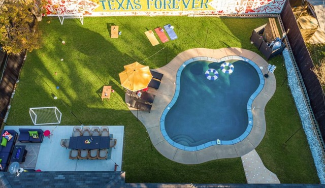 Epic Luxury Texas Willow Ranch w/Pool, Game Room, Soccer, BBQ, Fire table