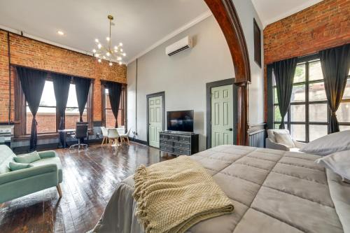 Explore Downtown Marshall: Historic Studio Getaway