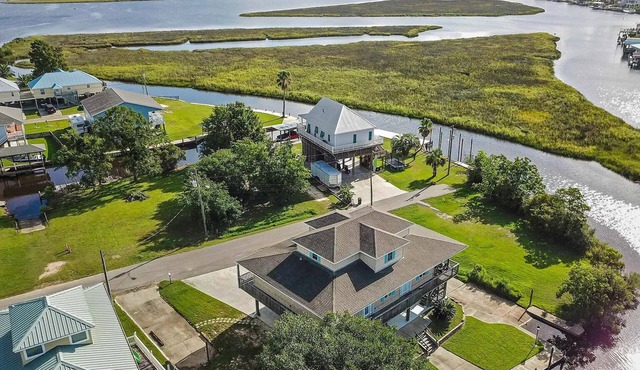 Fabulous Waterfront House with Boat Launch