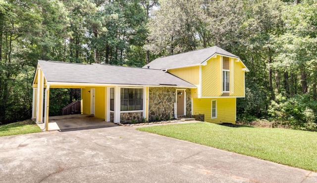 Fairburn Home w/2 Decks, Grill & Outdoor Dining! in Fairburn