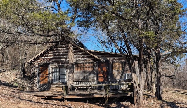 Family cabin w/large fireplace in Davis