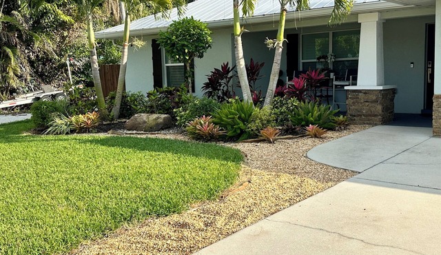 Family-friendly, heated salt water pool, near beaches, and downtown Fort Myers.