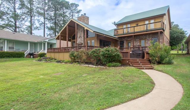 Family-Friendly Lakefront Retreat on Cedar Creek Lake W/Hot Tub