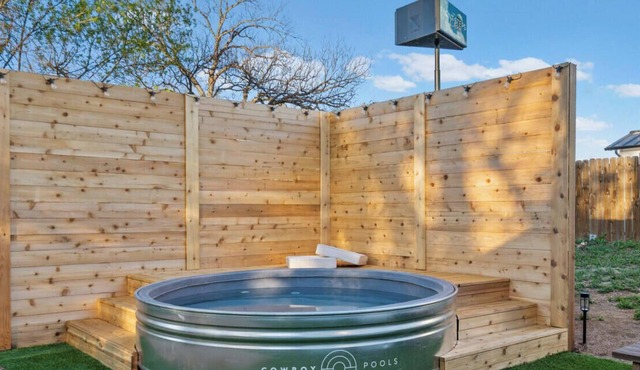 Family-Fun Ready! Pool Table, Cowboy Pool & BBQ Mins to Mueller Lake, UT Stadium in Austin