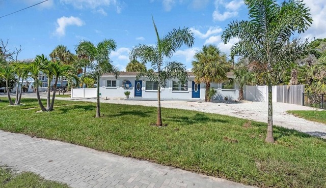 Family/pet friendly less than a block to white sandy beaches. Trolley stop