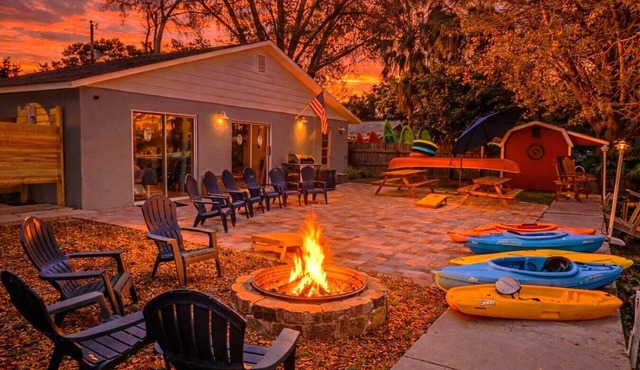 Family & Pet-Friendly Weeki Wachee Home w/Kayaks, Games & Firepit