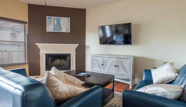 Family-Pet Friendly Grill & Fire Pit By Kalahari in Hutto