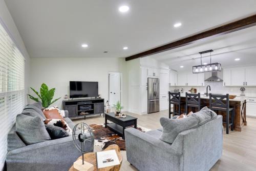 Family Retreat w/Fire Pit & Fenced Yard, Sleeps 8