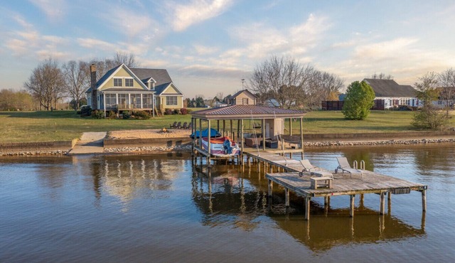 Family Retreat ~ Waterfront Luxury Home Sleeps 26 Comfortably in Centre