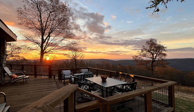 Fantastic mountain views, game room, 16 acres, high speed Internet and privacy.