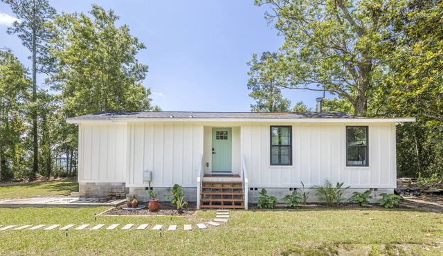 FANTASTIC SPECIALS!BOOK NOW AND SAVE*Newly remodeled private bay front house.