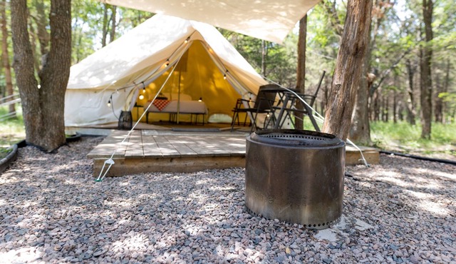 Farm-to-Table Glamping w. AC near Corsicana