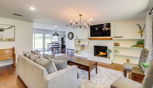 Fire Pit & Grill: Tyler Home on 5 Acres!