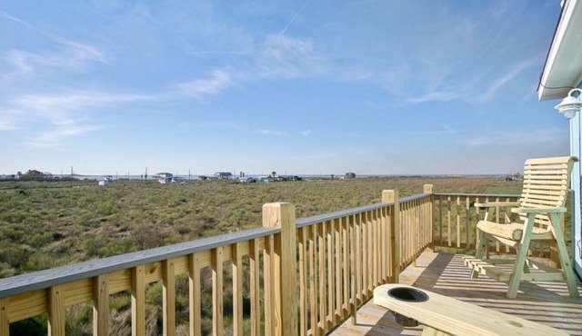 Fish Fantasy–Great Sunrise Sunset Views–Quiet Dead‑End Street–Walk to Beach
