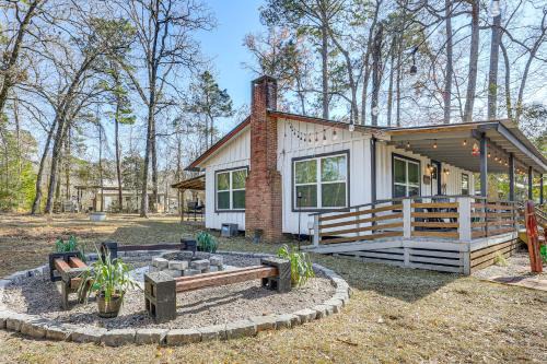 Fish Sam Rayburn! Secluded Cabin w/Deck & Grill