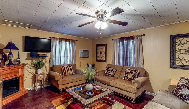 Fishing Cabin Near Lake O’ the Pines - Fenced Dog-Friendly Yard & Firepit
