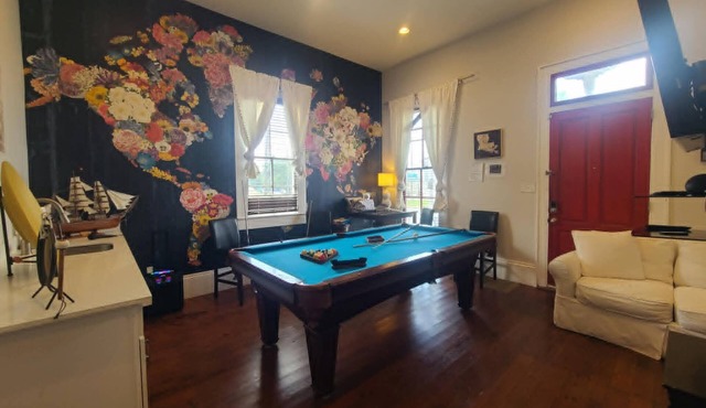 Flower Pool Hall- 9 Beds/4BA NOLA Style, Fenced in Yard, Karaoke Machine & Grill