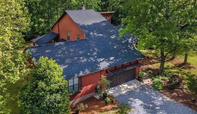 Four-bedroom home on private 3 acres 2 miles from Desoto Park. Lookout Mountain!