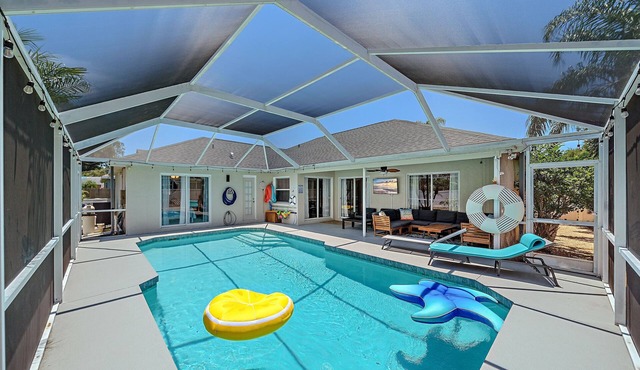 Free Heated Pool, Baby Gear, Shuffleboard, EV charger, Near beach, UTC mall, SRQ