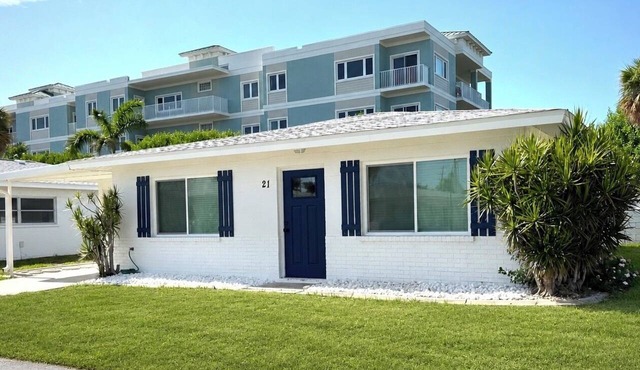 Fully Renovated Luxury Coastal Retreat. Walk to beach, bars and dining