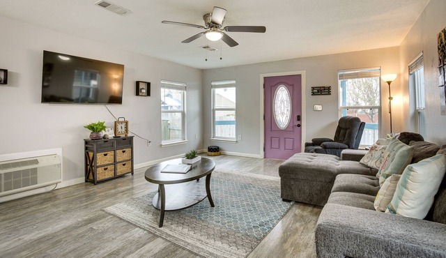 Galveston Cottage ~ 1 Mi to Beach: Pet Friendly!
