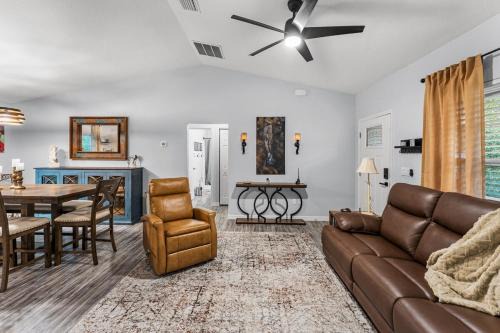 Giddy Up Getaway Spotless Pets OK 8 min to WEC 2 Kings Fenced Yard