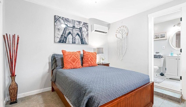 Glamorous City Studio - Prime Location Near All!