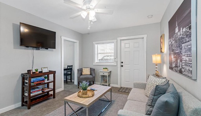 Glamorous City Studio - Prime Location Near All!