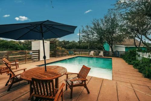 Going CoConuts cottage by the pool dog friendly in Rockport