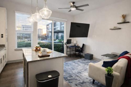 Gorgeous Luxury Lake View Suite - Gym & Pool