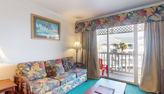 Great Seawall Location with Shared Pool, Hot Tub, & Gulf Views