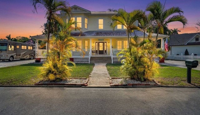 Group Oasis: Heated Pool & 6 Queen Beds