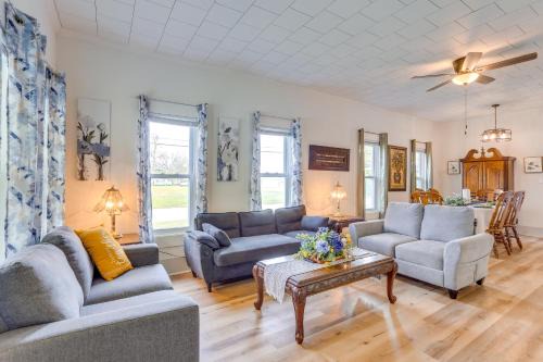 Half-Mi to Dtwn Lufkin: Charming & Spacious Home!