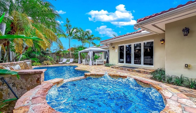 Heated Pool & Hot Tub! Pool Table+Close To Beach!