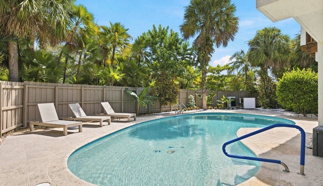 Heated Pool, Modern Oasis, 4 bedroom, 8 beds, 4 bathrooms