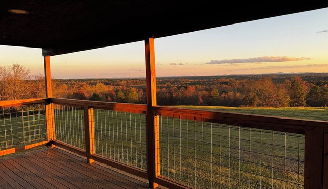 Hilltop Escape - Serene Honeymoon Cabin