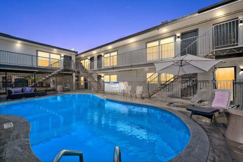 Hip & Quirky Montrose Flat with Pool Access & Parking