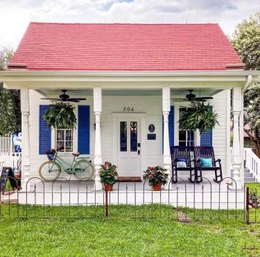 Historic Cottage in Round Rock TX CozyYard, WiFi