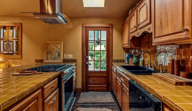 Historic Cottages, Tropical Pool, Hot Tub 9br|8ba