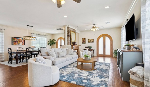 Historic Home Only 4 miles to French Quarter - Super Cozy & Convenient! in arabi
