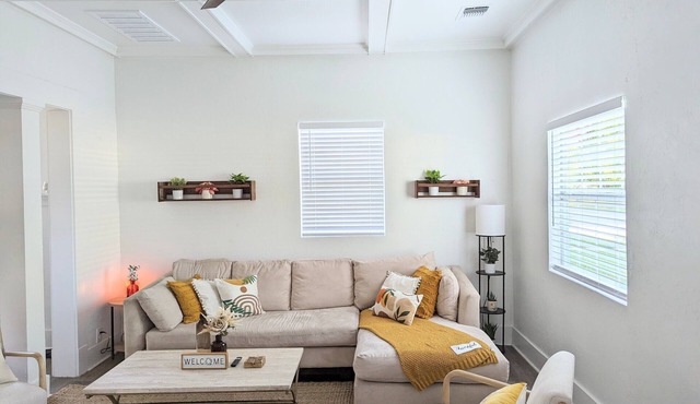Historic Magnolia BE-Hive: King Bed, Private Oasis, 3mi to Casino & SEU