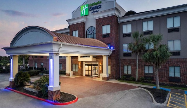 Holiday Inn Express Hotel & Suites Winnie by IHG