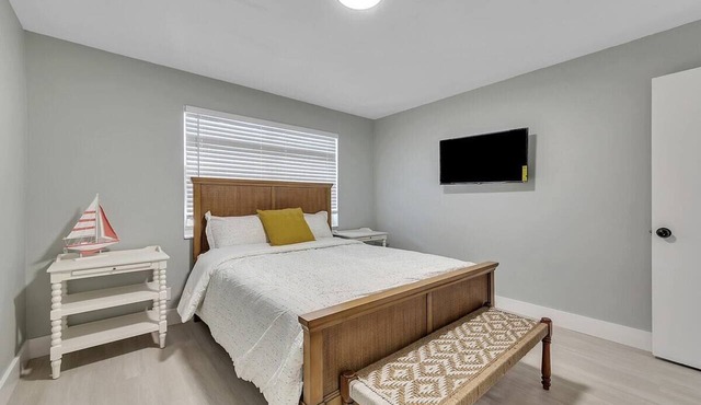 Hollywood Beach 1BR Getaway | WiFi + AC