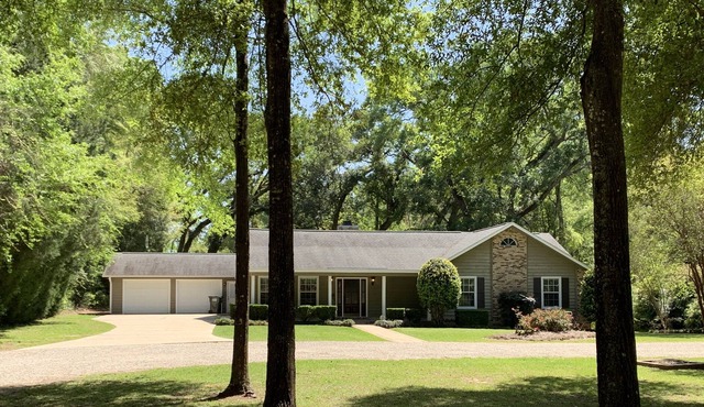 “Home" in safe neighborhood with private SW pool under grand grand live oaks
